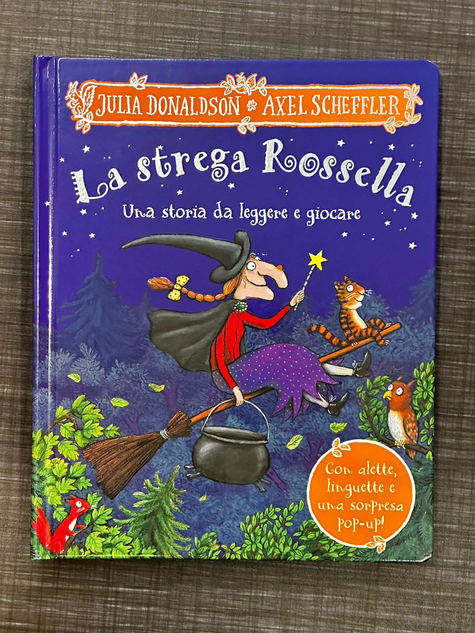 La strega Rossella. Una storia da leggere e giocare