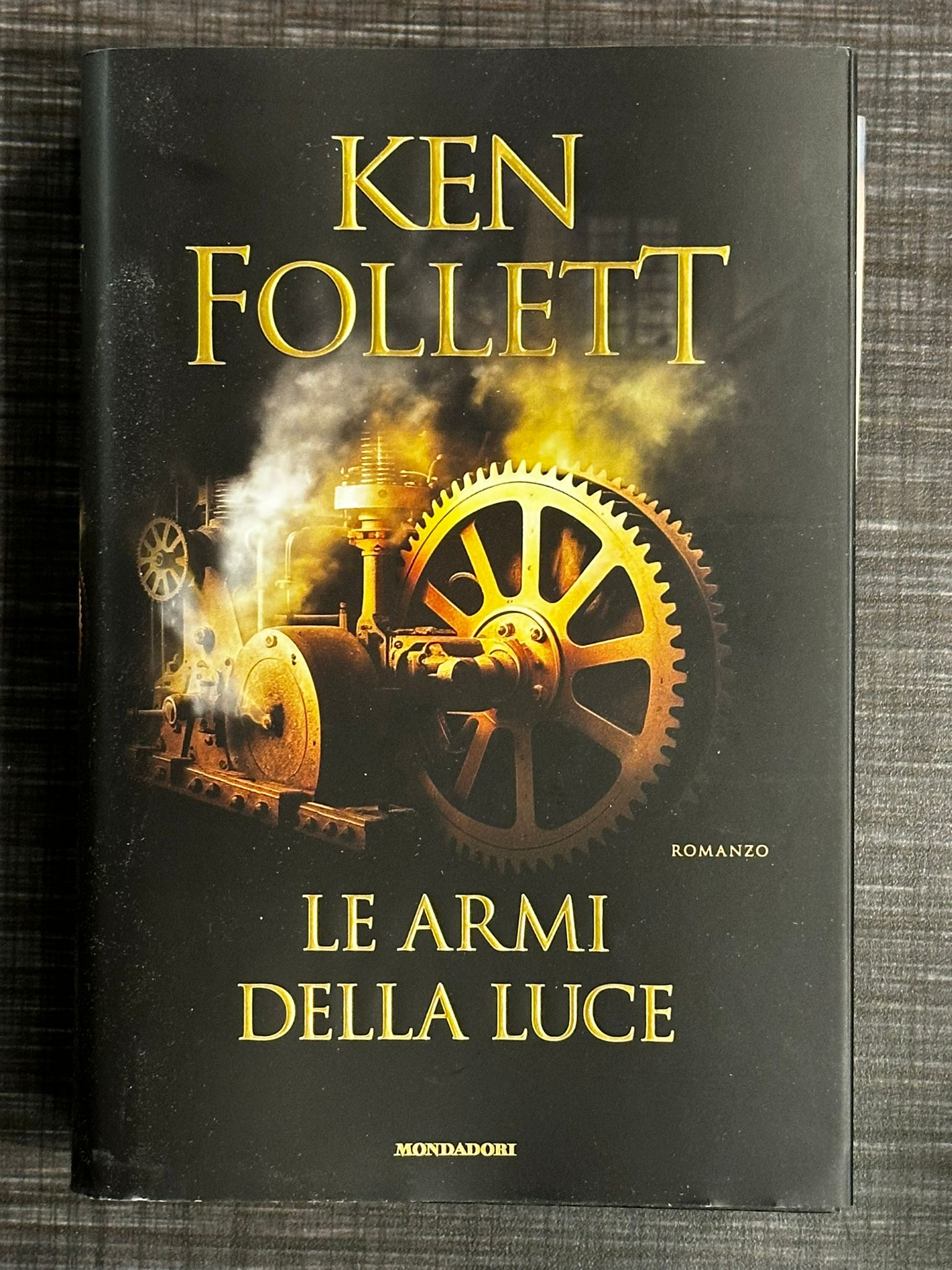 Le armi della luce di Ken Follett, il quinto capitolo della saga